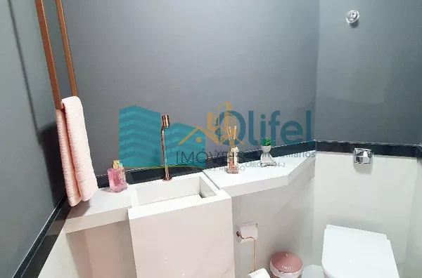 Excelente casa com 306 m², no melhor condomínio de Louveira, 01 suíte máster (closet e banho amplos com varanda + 02 dormitórios amplos, sala ampla e sala de jantar. Todos ambientes com ar condicionado novo. Cozinha, despensa, lavanderia, escritório e áre - Foto 19