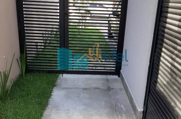 Linda casa térrea, 206m².O imóvel conta com 03 suítes com armários, sendo a suíte master com closet, escritório, lavabo, sala 2 ambientes, cozinha com armários e espaço gourmet com churrasqueira e armários, fogão cooktop  ja instalado. Piscina Aquecida. T - Foto 21