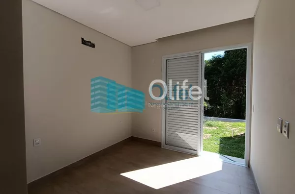 Excelente casa em condomínio na região central da cidade de Louveira.   Piso superior: 2 quartos com sacada 1 banheiro Inferior: 1 suite com closet  1 banheiro Cozinha e sala integradas (cozinha com planejados Área de serviço Externo: quintal gramado, áre - Foto 6