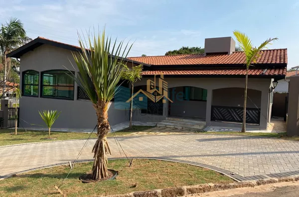 Excelente casa à venda no Condomínio São Joaquim,. Próxima ao lago, iluminação natural e muito arejada. No piso inferior a casa possui um espaço para home office, salão de jogos ou festas, 2 dormitórios e 1 suíte. No piso superior são 3 suítes sendo 1 mas - Foto 33