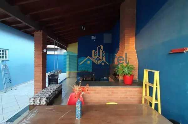 Excelente casa de esquina em bairro residencial, próximo ao centro na cidade de Louveira.  Possui 3 dormitórios sendo 1 suíte com closet e banheira de hidromassagem de 4 lugares. Sala 3 ambientes, sala de TV, escritório, despensa e lavanderia fechada. Pos - Foto 33