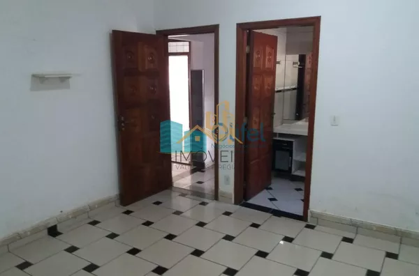 Excelente chácara  a 4 km do centro da cidade de Louveira com 03 dormitórios sendo 01 suíte, sala jantar, sala de estar, 08 vagas de garagem sendo 04 coberta, canil, campo de futsal gramado, piscina, churrasqueira, fogão e forno à lenha, lago, com uma áre - Foto 22