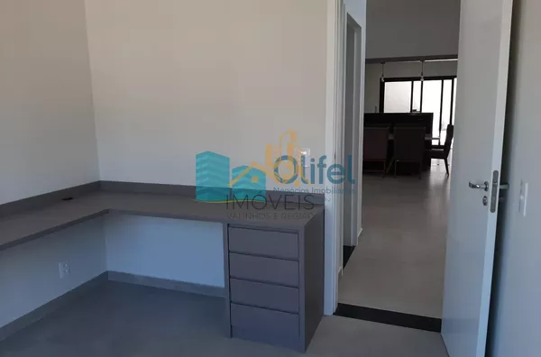 Linda casa térrea, 206m².O imóvel conta com 03 suítes com armários, sendo a suíte master com closet, escritório, lavabo, sala 2 ambientes, cozinha com armários e espaço gourmet com churrasqueira e armários, fogão cooktop  ja instalado. Piscina Aquecida. T - Foto 32