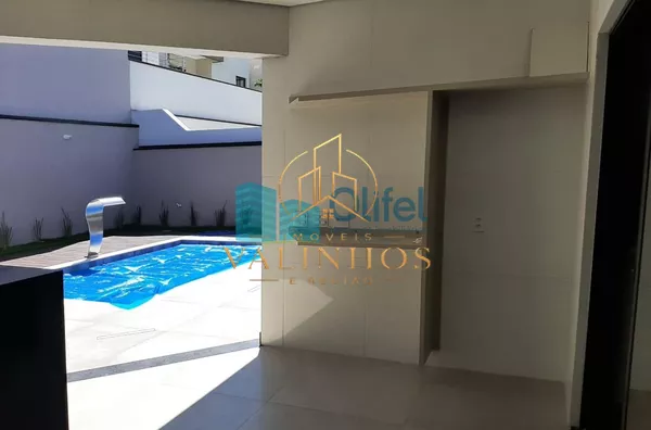 Linda casa térrea, 206m².O imóvel conta com 03 suítes com armários, sendo a suíte master com closet, escritório, lavabo, sala 2 ambientes, cozinha com armários e espaço gourmet com churrasqueira e armários, fogão cooktop  ja instalado. Piscina Aquecida. T