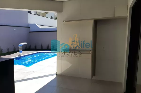 Linda casa térrea, 206m².O imóvel conta com 03 suítes com armários, sendo a suíte master com closet, escritório, lavabo, sala 2 ambientes, cozinha com armários e espaço gourmet com churrasqueira e armários, fogão cooktop  ja instalado. Piscina Aquecida. T - Foto 3