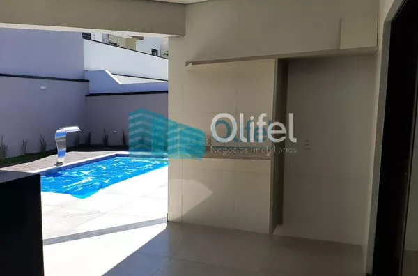 Linda casa térrea, 206m².O imóvel conta com 03 suítes com armários, sendo a suíte master com closet, escritório, lavabo, sala 2 ambientes, cozinha com armários e espaço gourmet com churrasqueira e armários, fogão cooktop  ja instalado. Piscina Aquecida. T - Foto 3