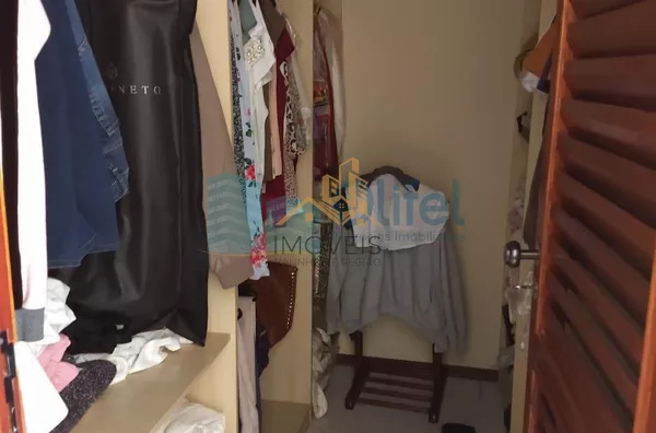 Casa térrea em condomínio em Louveira com 4 dormitórios, sendo 2 suítes, uma master com closet, cozinha planejada, lavanderia, sala ampla para 3 ambientes, quintal, piscina, vagas para 4 carros, sendo 2 cobertas e 2 descobertas. Condomínio com quadra de t - Foto 8