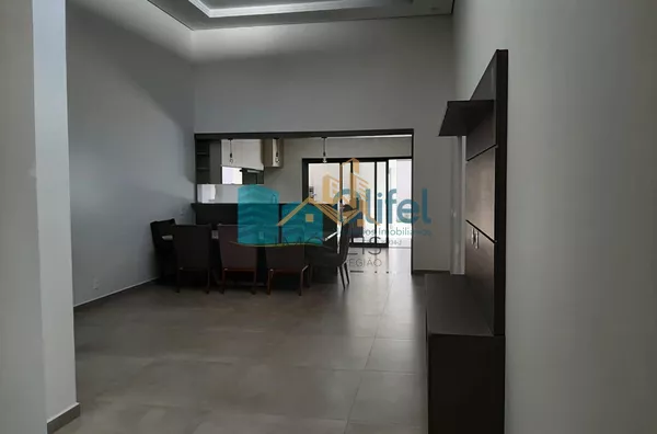 Linda casa térrea, 206m².O imóvel conta com 03 suítes com armários, sendo a suíte master com closet, escritório, lavabo, sala 2 ambientes, cozinha com armários e espaço gourmet com churrasqueira e armários, fogão cooktop  ja instalado. Piscina Aquecida. T - Foto 24