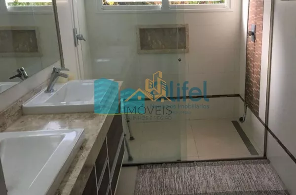 Imagine morar em uma casa, estilo " casa de campo", espaçosa, ambientes  amplos , arejados,  aconchegante, rodeada de natureza, ambientes integrados e com muita qualidade de vida.   Chácara com  2.502m2 de terreno plano, impecável, acabamento de ótima qua - Foto 3