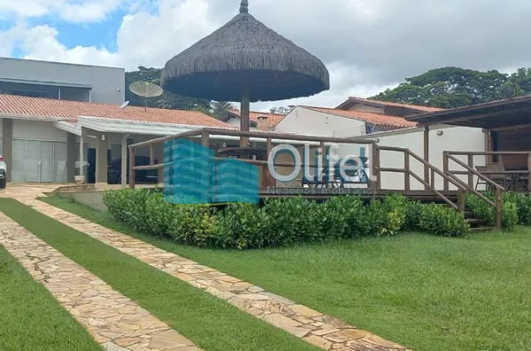 Para você que busca em apenas um lugar, qualidade de vida, conforto, espaço, excelente localização, seja para morar ou passar finais de semana com a família e amigos, apresento esta chácara localizada em um local apenas de chácaras, próximo ao centro da c - Foto 2
