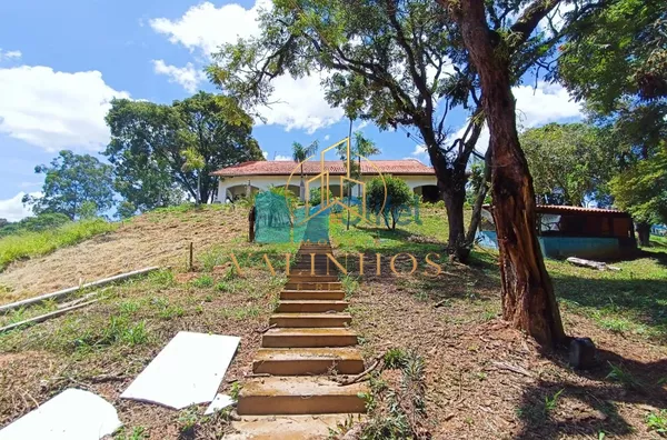 Excelente Chácara com 4 dormitórios à venda, 20.000 m² por R$ 2.350.000 - Monterrey - Louveira/SP  Se você procura para sua família um lugar cercado de muito verde, asfaltado, próximo a rodovia otima localização. Este lugar é um paraíso, para você desfrut