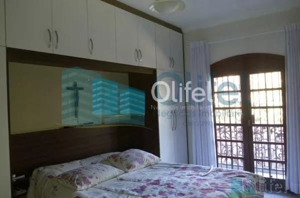 Linda casa de esquina com 3 dormitórios, sendo 1 suíte com hidromassagem, sala 2 ambientes, escritório, cozinha planejada, despensa, área gourmet, garagem para 2 carros cobertas, portão automático, bairro tranquilo. Vale a pena conferir. - Foto 19