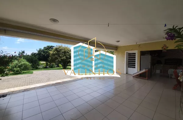 Excelente casa, com ótima metragem em um dos condomínios conhecidos pela sua imensa área verde e beleza, excelente localização na cidade de Vinhedo. A casa foi construída em um terreno praticamente plano, opção ideal para quem busca acessibilidade. A casa
