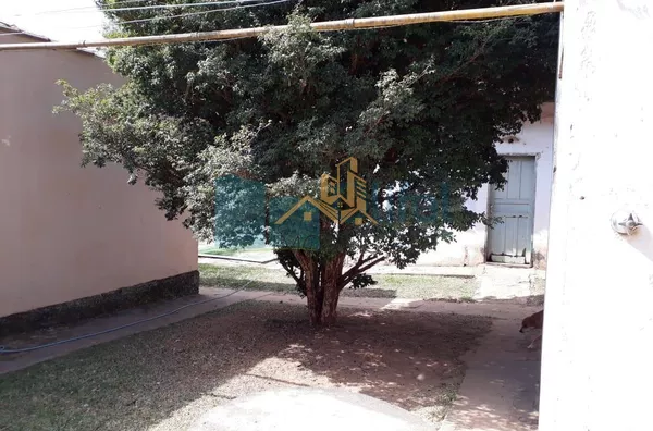 Chácara com 1696m² no bairro Monterrey, na cidade de Louveira,  sendo 137,00m de área construída. As casas são antigas, porém com boa estrutura e fundação. Piscina, pomar, poço caipira.  A chácara possui escritura do terreno, não permitindo dessa forma, f - Foto 15