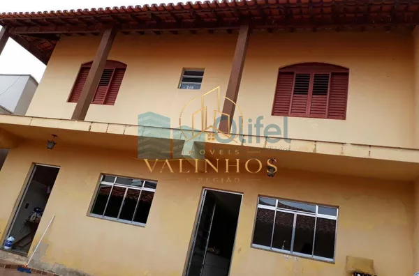 Excelente sobrado em bairro residencial na cidade de Louveira,  com 4 dormitórios, sendo 1 suíte com hidromassagem, banheiro social, sala, cozinha /copa e escritório. Edícula com 1 quarto, banheiro, cozinha e lavanderia.  Confira!!!