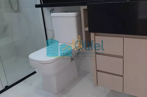 Linda casa térrea, 206m².O imóvel conta com 03 suítes com armários, sendo a suíte master com closet, escritório, lavabo, sala 2 ambientes, cozinha com armários e espaço gourmet com churrasqueira e armários, fogão cooktop  ja instalado. Piscina Aquecida. T - Foto 42