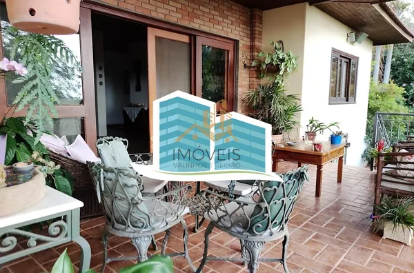 Linda casa no Condomínio Vale do Santa Fé, na cidade de Vinhedo, com excelente terreno, 2520m², 450m2 de construção, com muito verde, vista espetacular das varandas e dos quartos. Muito arejada e aconchegante, com 4 confortáveis suítes, 1 closet, amplo li - Foto 23