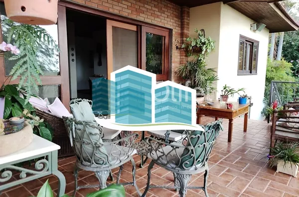 Linda casa no Condomínio Vale do Santa Fé, na cidade de Vinhedo, com excelente terreno, 2520m², 450m2 de construção, com muito verde, vista espetacular das varandas e dos quartos. Muito arejada e aconchegante, com 4 confortáveis suítes, 1 closet, amplo li - Foto 23