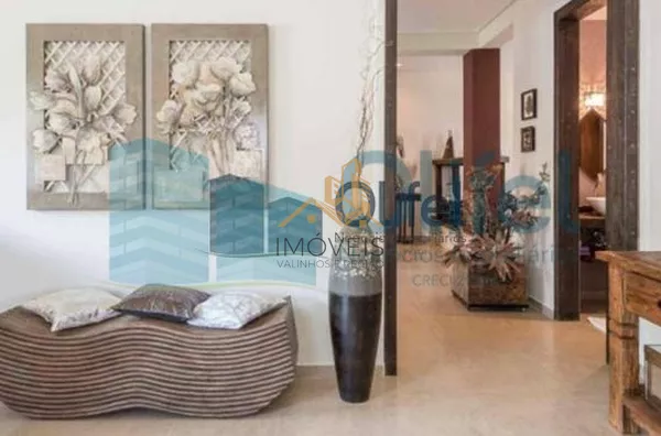 Excelente casa, estilo chácara, com belíssimo acabamento na cidade de Louveira com 1200 m² AT | 500 m² AC, sendo 03 dormitórios, sendo 1 master com closet, 03 banheiros, sala de TV, estar e jantar, lareira, adega, cozinha integrada rica em armários e i - Foto 6