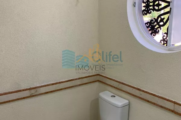 Excelente casa à venda no Condomínio São Joaquim,. Próxima ao lago, iluminação natural e muito arejada. No piso inferior a casa possui um espaço para home office, salão de jogos ou festas, 2 dormitórios e 1 suíte. No piso superior são 3 suítes sendo 1 mas - Foto 9