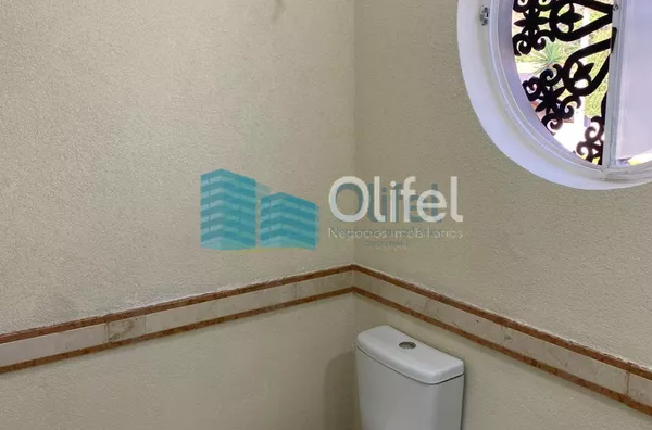 Excelente casa à venda no Condomínio São Joaquim,. Próxima ao lago, iluminação natural e muito arejada. No piso inferior a casa possui um espaço para home office, salão de jogos ou festas, 2 dormitórios e 1 suíte. No piso superior são 3 suítes sendo 1 mas - Foto 9