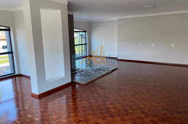 Excelente casa à venda no Condomínio São Joaquim,. Próxima ao lago, iluminação natural e muito arejada. No piso inferior a casa possui um espaço para home office, salão de jogos ou festas, 2 dormitórios e 1 suíte. No piso superior são 3 suítes sendo 1 mas - Foto 42