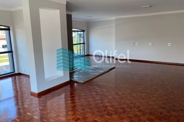 Excelente casa à venda no Condomínio São Joaquim,. Próxima ao lago, iluminação natural e muito arejada. No piso inferior a casa possui um espaço para home office, salão de jogos ou festas, 2 dormitórios e 1 suíte. No piso superior são 3 suítes sendo 1 mas - Foto 42
