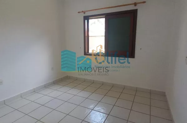 Para você que  busca uma excelente casa, assobradada, ensolarada, com ventilação natural, rua arborizada, condomínio com total segurança, acesso com identificação facial, portaria 24hs, área de lazer em uma cidade como Louveira, com estrutura, porém, mant - Foto 9