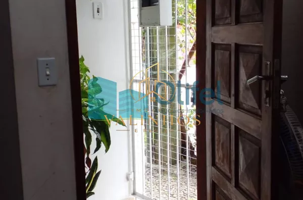Excelente casa de esquina para comércio ou residência localizada na cidade de Jundiai em um bairro misto, próximo ao centro da cidade.  Imóvel conta com 2 dormitórios, sala, ampla cozinha com armários, lavanderia, banheiro. na parte superior um espaço cob