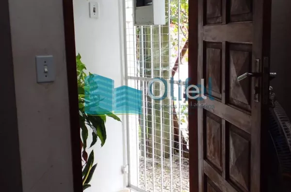 Excelente casa de esquina para comércio ou residência localizada na cidade de Jundiai em um bairro misto, próximo ao centro da cidade.  Imóvel conta com 2 dormitórios, sala, ampla cozinha com armários, lavanderia, banheiro. na parte superior um espaço cob - Foto 2