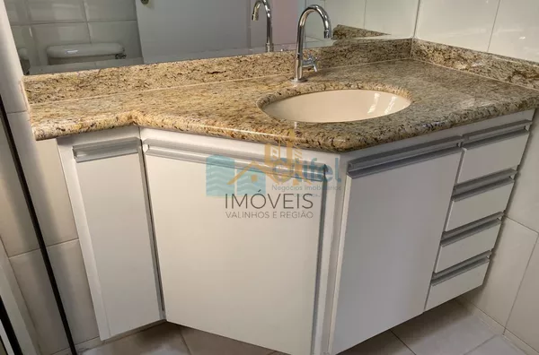 Excelente casa à venda no Condomínio São Joaquim,. Próxima ao lago, iluminação natural e muito arejada. No piso inferior a casa possui um espaço para home office, salão de jogos ou festas, 2 dormitórios e 1 suíte. No piso superior são 3 suítes sendo 1 mas - Foto 15