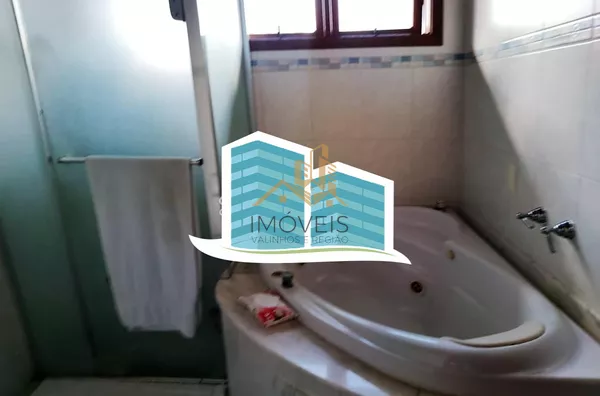Linda casa no Condomínio Vale do Santa Fé, na cidade de Vinhedo, com excelente terreno, 2520m², 450m2 de construção, com muito verde, vista espetacular das varandas e dos quartos. Muito arejada e aconchegante, com 4 confortáveis suítes, 1 closet, amplo li - Foto 8