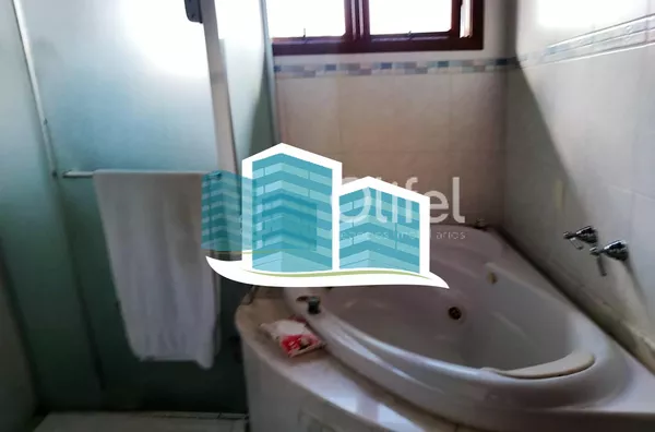 Linda casa no Condomínio Vale do Santa Fé, na cidade de Vinhedo, com excelente terreno, 2520m², 450m2 de construção, com muito verde, vista espetacular das varandas e dos quartos. Muito arejada e aconchegante, com 4 confortáveis suítes, 1 closet, amplo li - Foto 8