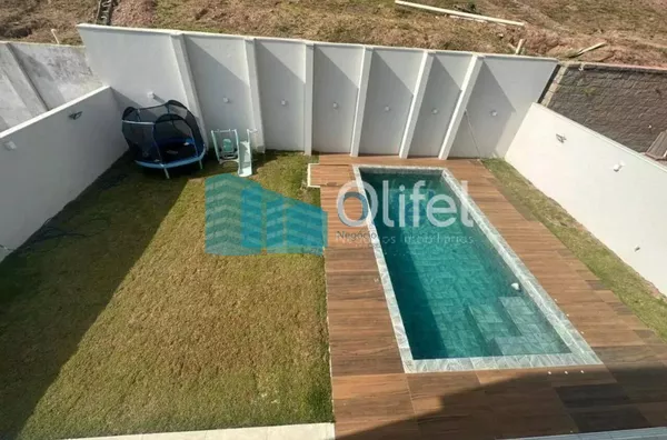 Linda casa no  condomínio  Santa Isabel na cidade de Louveira para quem procura espaço, modernismo, sofisticação, sossego e excelente iluminação. O imóvel dispõe de 525m² de terreno e 414m² de construção. O piso inferior oferece sala ampla  para 2 ambient - Foto 3