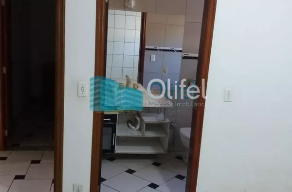 Excelente chácara  a 4 km do centro da cidade de Louveira com 03 dormitórios sendo 01 suíte, sala jantar, sala de estar, 08 vagas de garagem sendo 04 coberta, canil, campo de futsal gramado, piscina, churrasqueira, fogão e forno à lenha, lago, com uma áre - Foto 23