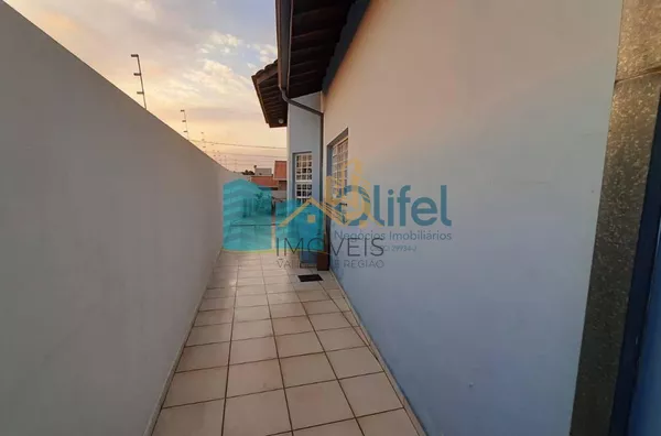 Excelente casa de esquina em bairro residencial, próximo ao centro na cidade de Louveira.  Possui 3 dormitórios sendo 1 suíte com closet e banheira de hidromassagem de 4 lugares. Sala 3 ambientes, sala de TV, escritório, despensa e lavanderia fechada. Pos - Foto 31