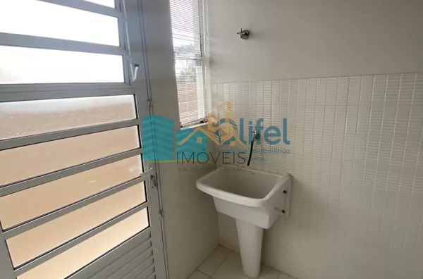 Excelente opção de casa em condomínio fechado na cidade de Louveira com 3 suítes, sendo 1 suíte com closet, sala 2 ambientes, cozinha planejada,  rica em armários, ar condicionado e opção de semi mobiliada.  Agende a sua visita - Foto 4