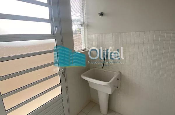Excelente opção de casa em condomínio fechado na cidade de Louveira com 3 suítes, sendo 1 suíte com closet, sala 2 ambientes, cozinha planejada,  rica em armários, ar condicionado e opção de semi mobiliada.  Agende a sua visita - Foto 4