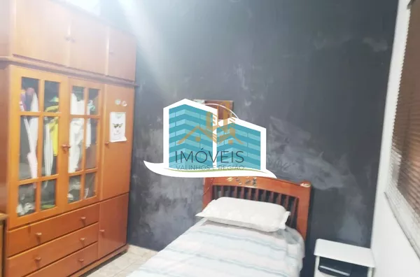 Excelente casa térrea a venda no Condomínio Parque Shangrilá na cidade de Campinas. Muita natureza e verde envolvem esse imóvel. A casa principal tem 3 dormitórios, sendo 1 suíte com closet, sala, cozinha e banheiro. Possui uma casa anexa, com sala, quart - Foto 9