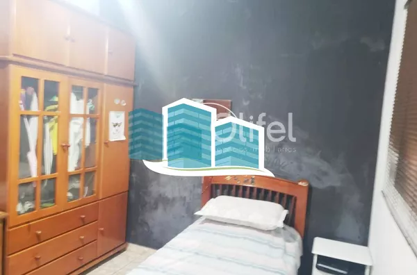 Excelente casa térrea a venda no Condomínio Parque Shangrilá na cidade de Campinas. Muita natureza e verde envolvem esse imóvel. A casa principal tem 3 dormitórios, sendo 1 suíte com closet, sala, cozinha e banheiro. Possui uma casa anexa, com sala, quart - Foto 9