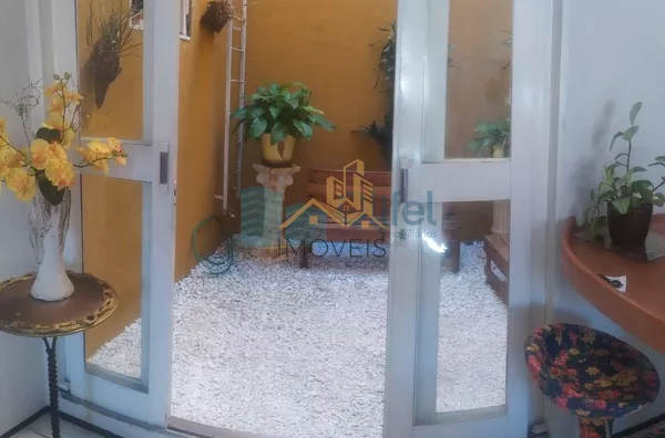 Excelente sobrado em bairro residencial próximo ao centro na cidade de Louveira, com 3 suítes com planejados, avarandada, 2 amplas salas, cozinha planejada, área gourmet com churrasqueira, quintal, 2 vagas de garagem.  Agende a sua visita. - Foto 21
