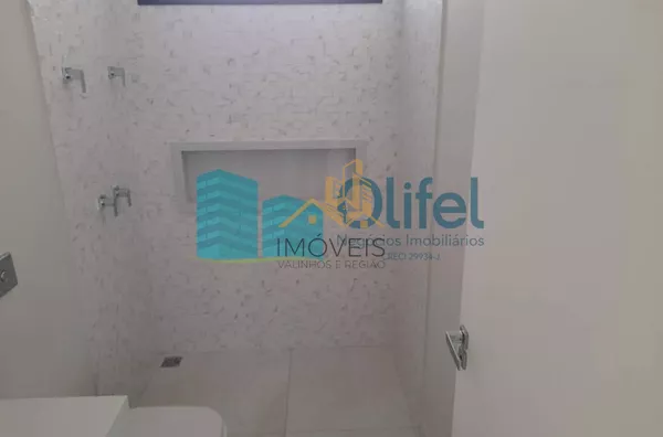 Excelente sobrado, novo, dentro de um dos mais conceituados condomínios da cidade de Campinas. Feita no conceito contemporâneo, aberto e com excelente iluminação natural e privacidade! São 3 suítes, sendo 1 suíte master, e 1 escritório que pode ser revert - Foto 13