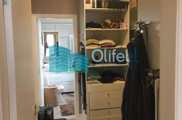 Excelente imóvel em condomínio fechado na cidade de Louveira com 3 dormitórios, sendo 1 suíte com closet. Casa rica em armários. Sala 2 ambientes, cozinha planejada, lavabo, área de serviço e edícula com churrasqueira, jacuzzi, 2 vagas de garagem cobertas - Foto 9