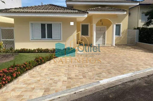 Excelente casa térrea em condomínio fechado com portaria 24hs, segurança com ronda e área de lazer, além de muito verde em suas ruas. Boa localização dentro do condomínio  com  frente para 2 ruas. Casa toda climatizada , sendo 3 suítes, todas com ar condi