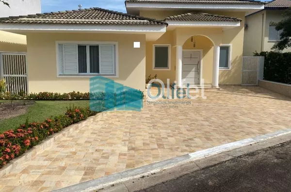 Excelente casa térrea em condomínio fechado com portaria 24hs, segurança com ronda e área de lazer, além de muito verde em suas ruas. Boa localização dentro do condomínio  com  frente para 2 ruas. Casa toda climatizada , sendo 3 suítes, todas com ar condi - Foto 1