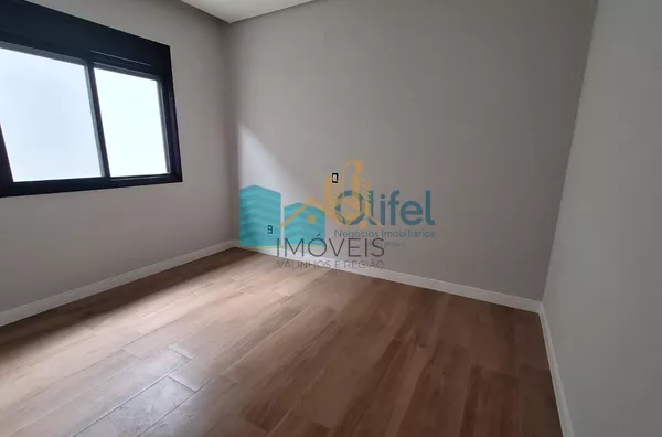 Imagine morar com a sua família em uma casa nova, totalmente térrea em um excelente condomínio com reserva ao seu entorno, ruas arborizadas e uma excelente área de lazer e segurança.  O imóvel possui 3 suítes, sala ampla integrada a cozinha e área gourmet - Foto 13