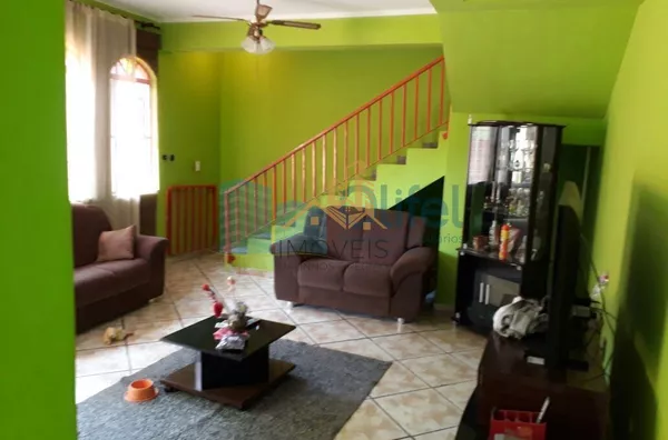 Excelente sobrado em bairro residencial na cidade de Louveira,  com 4 dormitórios, sendo 1 suíte com hidromassagem, banheiro social, sala, cozinha /copa e escritório. Edícula com 1 quarto, banheiro, cozinha e lavanderia.  Confira!!! - Foto 4