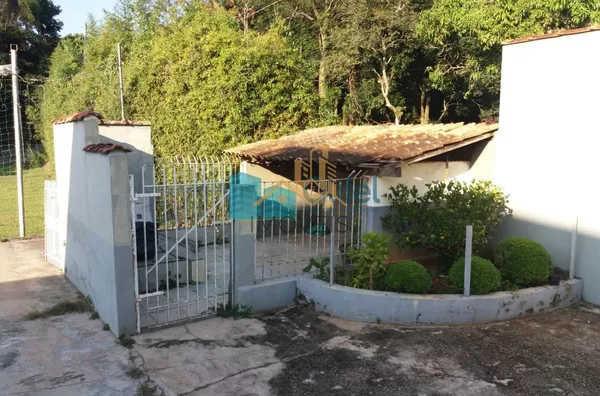 Excelente chácara  a 4 km do centro da cidade de Louveira com 03 dormitórios sendo 01 suíte, sala jantar, sala de estar, 08 vagas de garagem sendo 04 coberta, canil, campo de futsal gramado, piscina, churrasqueira, fogão e forno à lenha, lago, com uma áre - Foto 13