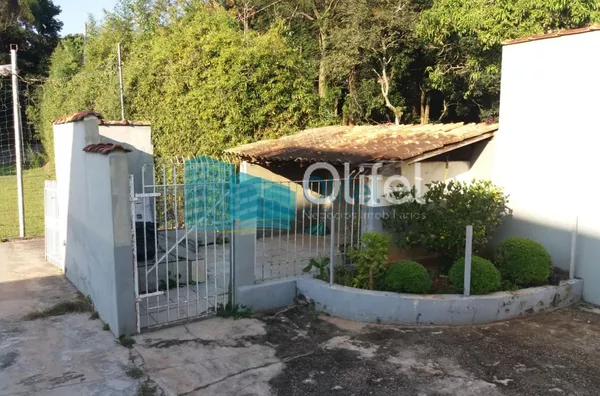 Excelente chácara  a 4 km do centro da cidade de Louveira com 03 dormitórios sendo 01 suíte, sala jantar, sala de estar, 08 vagas de garagem sendo 04 coberta, canil, campo de futsal gramado, piscina, churrasqueira, fogão e forno à lenha, lago, com uma áre - Foto 13