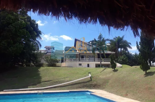 Chácara Paradisíaca! Bairro tranquilo de chácaras residenciais. Rua Asfaltada e próximo a rodovia. Possui salão para festas próximo a piscina, quiosque, sala de jogos, campo de futebol, casa de caseiro. Casa Principal: Toda avarandada com 03 quartos, sala - Foto 16